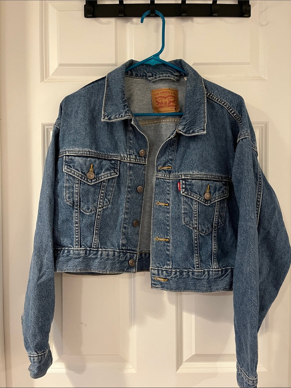 Levi's Women's Medium Blue Denim Cropped Trucker Jacket